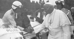 L'escorte présidentielle avec le pape Jean Paul II